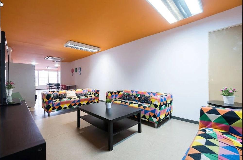 Arc House Hostel *